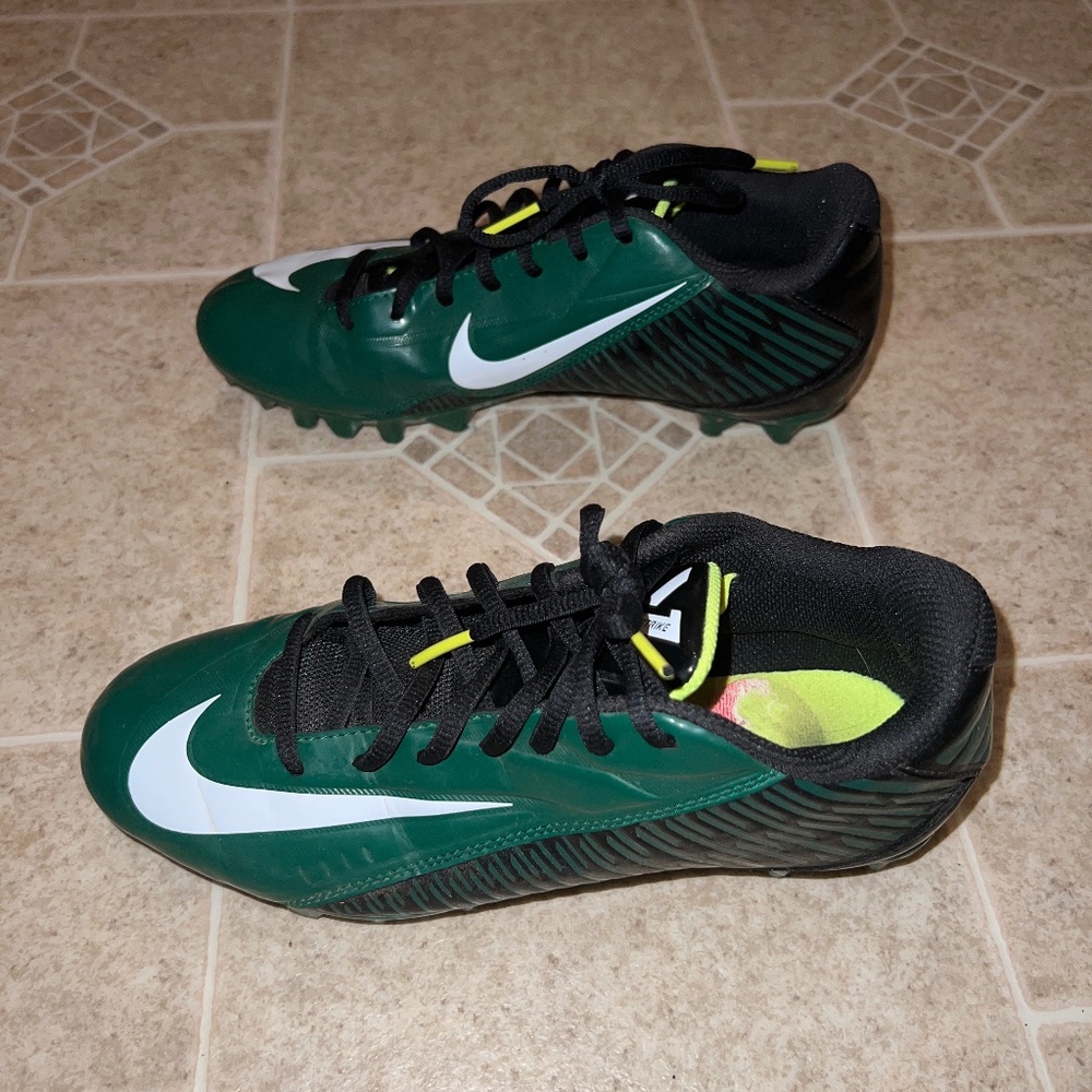 Nike cleats size 6y